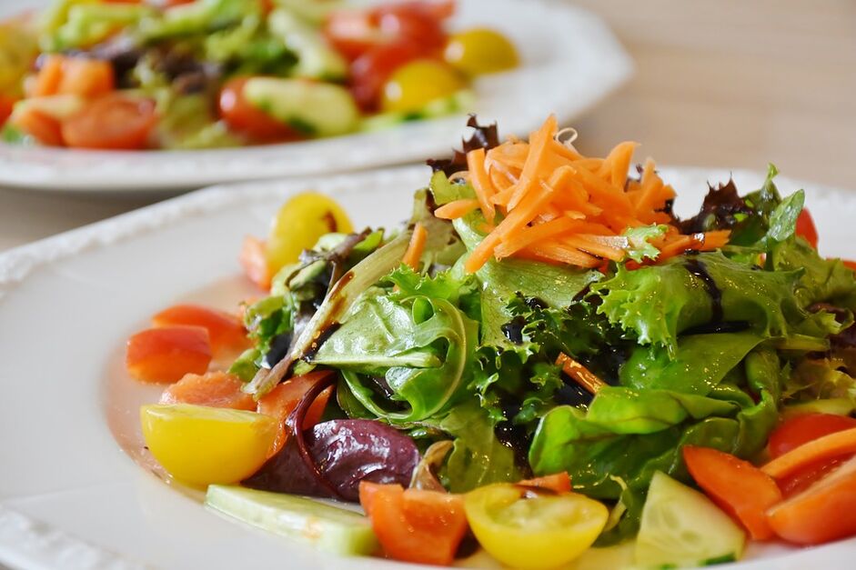 keto diyeti için otlar ile sebze salatası