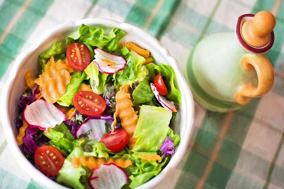 keto diyeti için sebze salatası