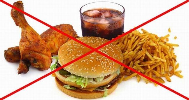 Pankreatit ile, diyetten zararlı yiyecekleri hariç tutarak sıkı bir diyet uygulamanız gerekir. 